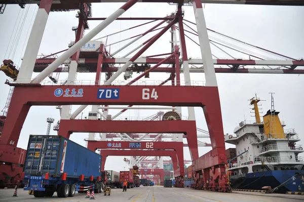 Recipientes Transporte File Trucks Serem Enviados Exterior Porto Qingdao Cidade — Fotografia de Stock