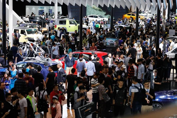 Látogatók Tömeg Állvány Mercedes Benz Során Pekingi Nemzetközi Autóipari Kiállítás — Stock Fotó