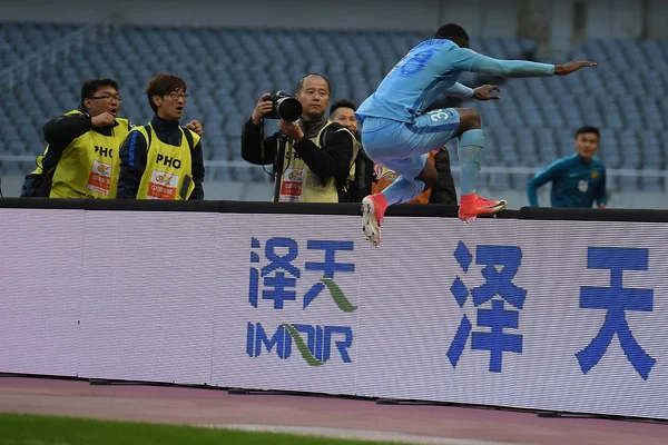 Kamerunsk Fotbollsspelare Benjamin Moukandjo Firar Efter Att Gjort Ett Mål — Stockfoto