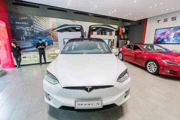 Ein Tesla Model Elektroauto Wird Einer Ausstellungshalle Von Tesla Shanghai — Stockfoto