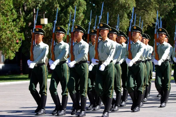 Bestand Chinese Paramilitaire Politieagenten Patrouilleren Het Tian Anmen Plein Peking — Stockfoto