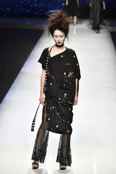 Modell Visar Skapelse Modevisning Lkemi Poeter Presenteras Moderådet Den Kina — Stockfoto