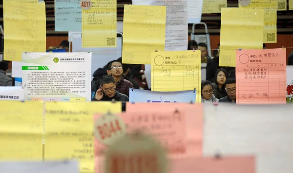 Филло Китайские Студенты Читают Резюме Вакансиях Время Ярмарки Вакансий Технологическом — стоковое фото