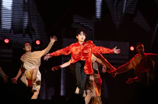 Jackson Yee Eller Yangqianxi Center Kinesisk Pojke Gruppen Tfboys Utför — Stockfoto
