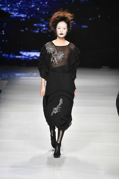 Modell Visar Skapelse Modevisning Lkemi Poeter Presenteras Moderådet Den Kina — Stockfoto