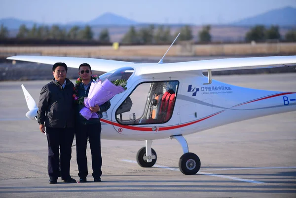 Kinesiska Pilot Chen Zhanwei Höger Utgör Med Rx1E Tvåsitsig Avancerad — Stockfoto