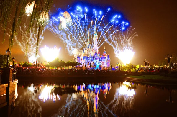 Fuochi Artificio Esplodono Sul Castello Disney Nello Shanghai Disneyland Allo — Foto Stock