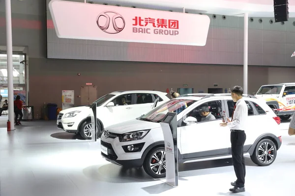 Látogatók Kipróbálhatják Autók Baic Motor Alatt Kína Guangzhou Nemzetközi Automobil — Stock Fotó