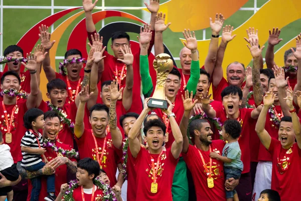 Captain Zheng Zhi Center Holds Trophy Other Players Guangzhou Evergrande — Stock Photo, Image