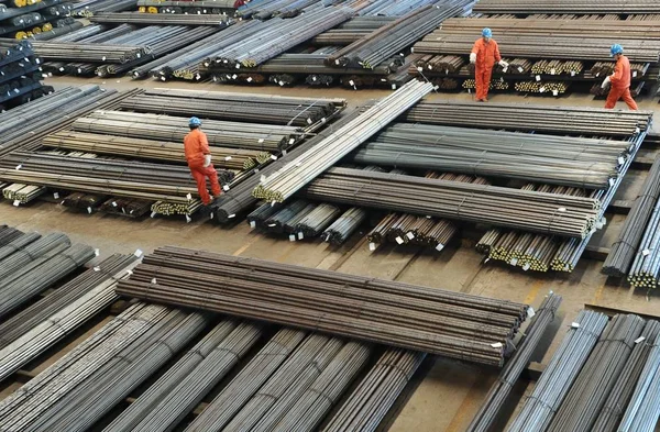 Çinli Işçiler Dalian Kentinde Bir Çelik Fabrikasının Deposunda Çelik Ürünleri — Stok fotoğraf