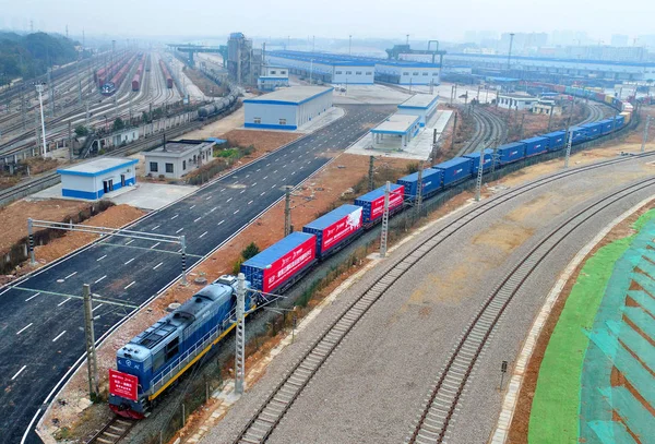 長沙からテヘランまで走っている中国鉄道急行の貨物列車は 中国の湖南省の長沙市の北長沙駅を出発する前に描かれ 12月28日2017 — ストック写真
