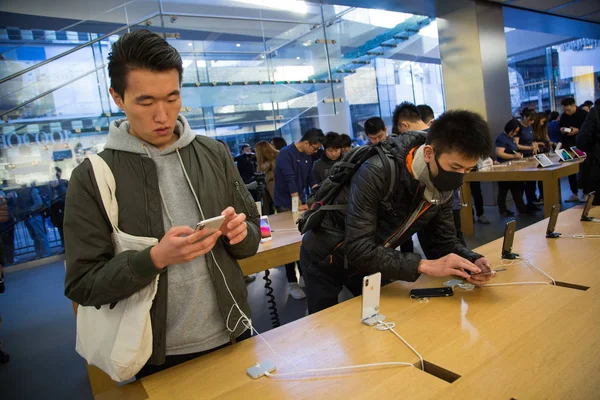 Chinesische Kunden Testen Iphone Smartphones Apple Store Sanlitun Einkaufsviertel Peking — Stockfoto