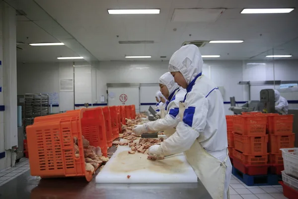 Trabalhadores Chineses Cortam Carne Uma Fábrica Processamento Alimentos Pequim Jingtie — Fotografia de Stock