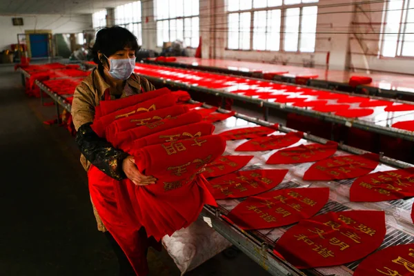 Trabalhador Chinês Transfere Tecidos Usados Para Fazer Lanternas Vermelhas Para — Fotografia de Stock
