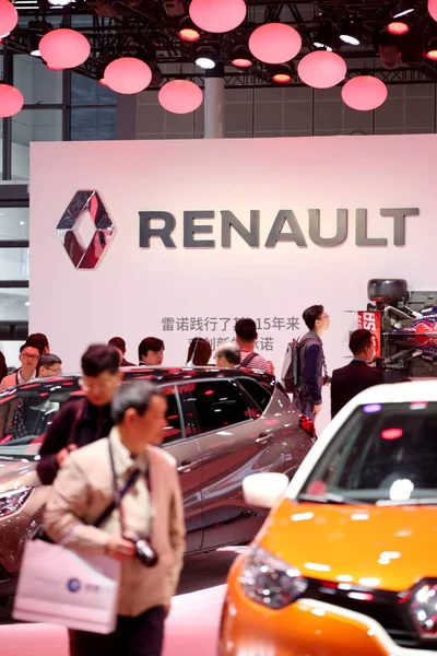 Mensen Bezoeken Stand Van Renault Tijdens 16E Shanghai International Automobile — Stockfoto