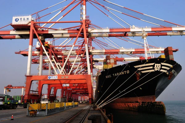 Bestand Een Vrachtschip Geladen Met Containers Verschepen Het Buitenland Ligplaatsen — Stockfoto