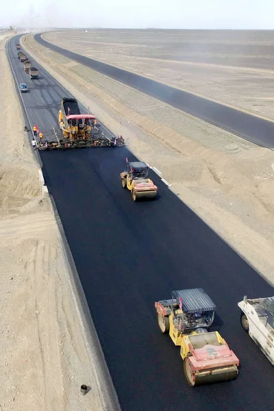 Rulli Stradali Livello Asfalto Asfaltato Sulla Superstrada Jingxin Pechino Xinjiang — Foto Stock