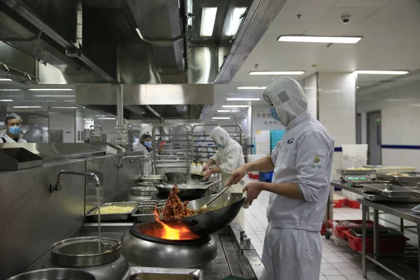 Lavoratore Cinese Cucina Cibo Uno Stabilimento Trasformazione Alimentare Pechino Jingtie — Foto Stock