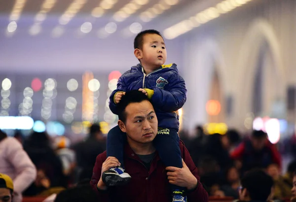 Китаец Несущий Своего Сына Ждет Железнодорожном Вокзале Шицзячжуан Возвращаются Домой — стоковое фото