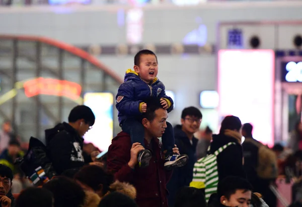 Китаец Плачущим Сыном Ждет Железнодорожном Вокзале Шицзячжуан Возвращаются Домой Предстоящий — стоковое фото