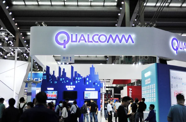 Menschen Besuchen Den Stand Von Qualcomm Während Einer Messe Der — Stockfoto