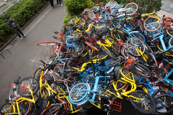 Aufgebrochene Fahrräder Der Chinesischen Fahrradverleihdienste Mobike Orange Ofo Gelb Und — Stockfoto