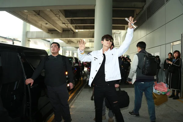 2017 香港の香港国際空港に到着した後のファンに韓国歌手および俳優李ヨンジュン 波します — ストック写真