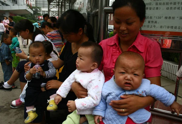 Padres Chinos Sosteniendo Sus Bebés Que Fueron Alimentados Con Leche — Foto de Stock