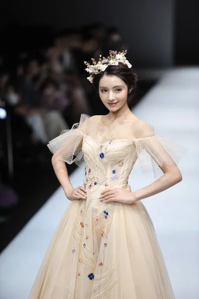 Bir Modeli Yeni Bir Yaratım Aolisha Wei Xinkun Tarafından Moda — Stok fotoğraf
