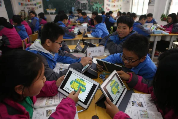 中国の生徒は 中国の河南省中省の中学校での授業中に学習ツールとしてタブレットPcを使用しています 2017年11月16日 — ストック写真