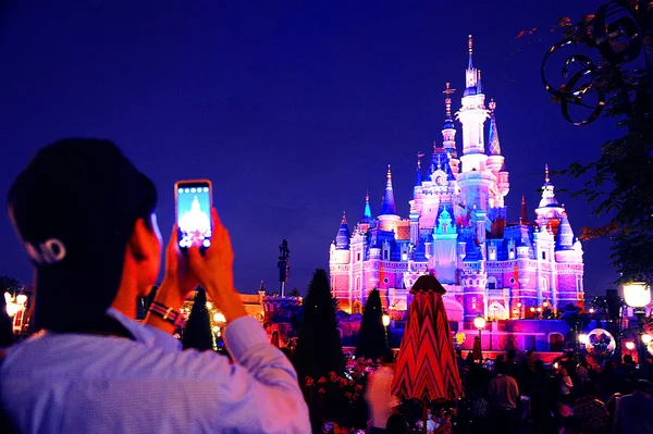Visitante Toma Fotos Del Iluminado Castillo Disney Shanghai Disneyland Shanghai —  Fotos de Stock
