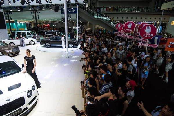 Visitors Crowd Stand Bentley Automobile Exhibition Shenzhen City South China — Stock Photo, Image