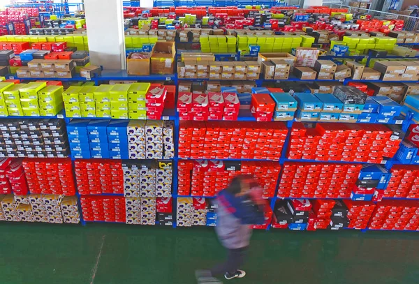 Trabajador Chino Prepara Los Zapatos Para Próximo Festival Compras Global — Foto de Stock