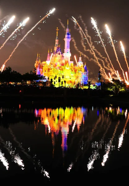 Des Feux Artifice Explosent Dessus Château Disney Shanghai Disneyland Shanghai — Photo