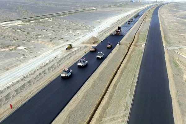 Väg Rullar Nivå Asfalterad Jingxin Peking Xinjiang Expressway Uppbyggnad Hami — Stockfoto