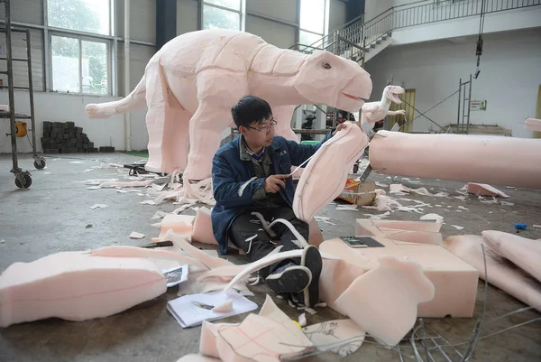Çinli Bir Işçi Zigong Şehrinde Dinozorların Memleketi Bir Fabrikada Bir — Stok fotoğraf