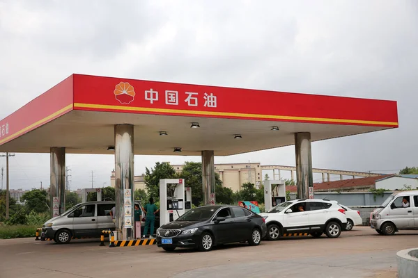 Αυτοκίνητα Ουρά Πρέπει Ανεφοδιαστεί Ένα Βενζινάδικο Της Cnpc Κίνα Εθνικό — Φωτογραφία Αρχείου