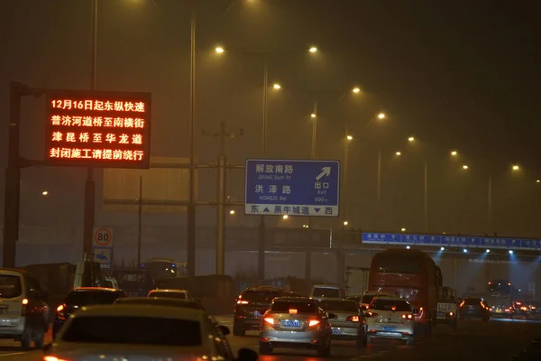 Fahrzeuge Bewegen Sich Langsam Stau Auf Einer Straße Dichten Nebel — Stockfoto