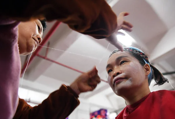 Švagrová Letá Čínská Žena Pomáhá Odstranit Vlasové Vlasy Pomocí Řetězce — Stock fotografie