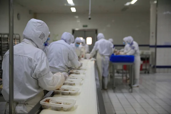 Lavoratori Cinesi Riempiono Cestini Del Pranzo Cibo Sulla Linea Produzione — Foto Stock