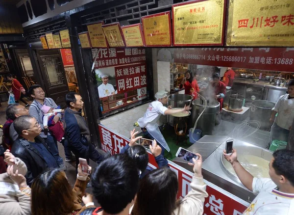 Turist Chengdu Şehirde Turistik Huanglongxi Yeni Bir Restoranda Müzik Dansları — Stok fotoğraf