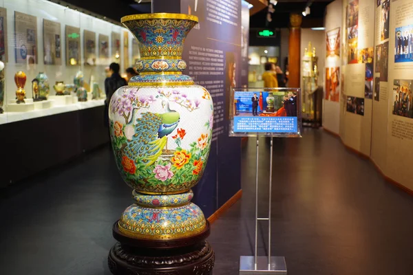 Uma Obra Arte Cloisonne Está Exibição Maior Fábrica Cloisonne Beijing — Fotografia de Stock