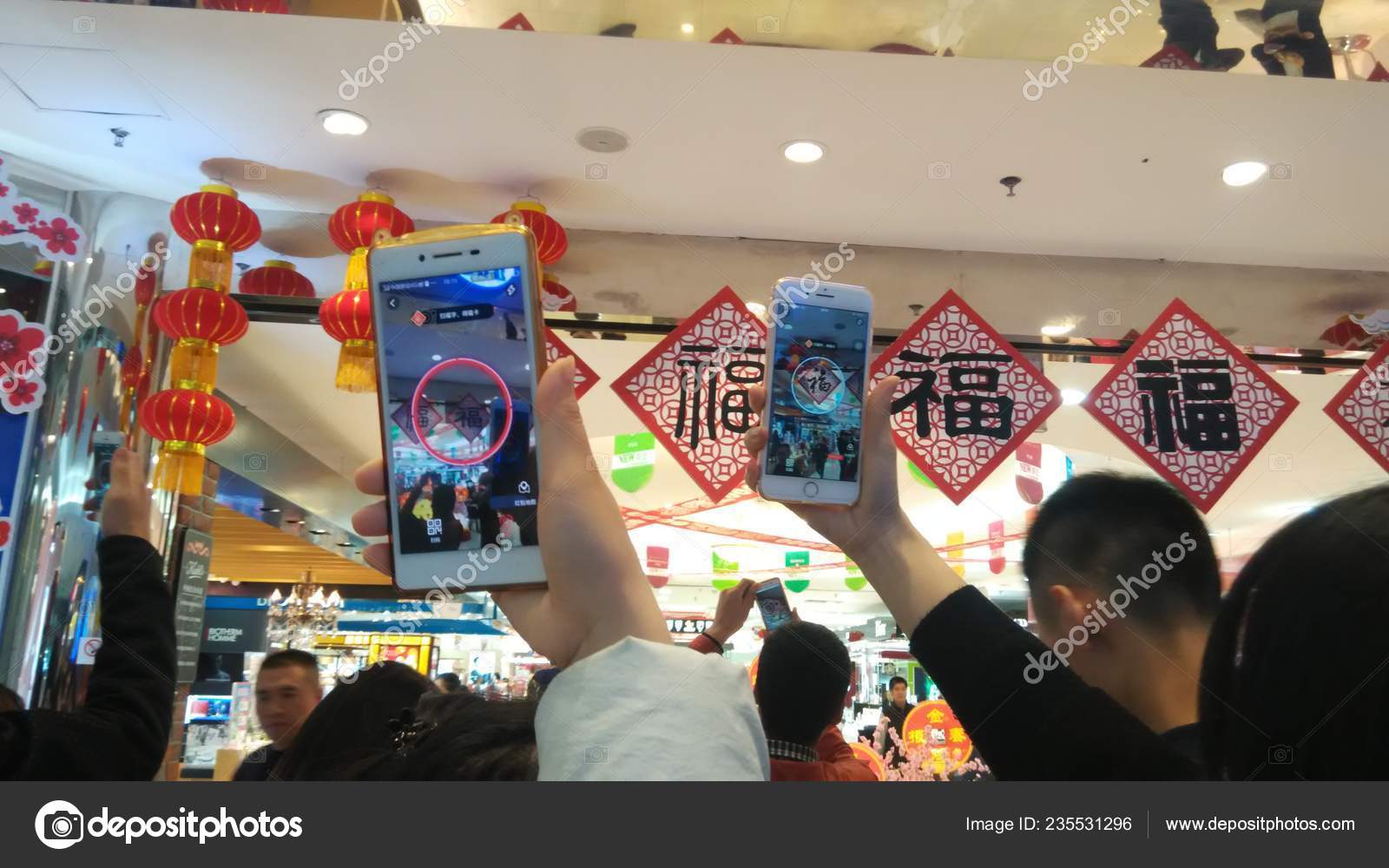 Chinese People Use Smartphones Scan Chinese Characters