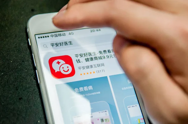 Mobile Phone User Prepares Install Mobile App Chinese Online Medical — Stock Photo, Image