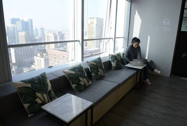 Ein Chinesischer Angestellter Arbeitet Einem Gemeinsamen Arbeitsraum Von Soho Chengdu — Stockfoto