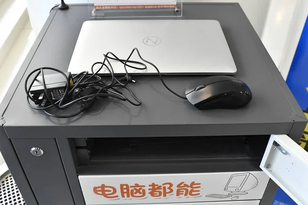 Una Computadora Portátil Compartida Del Servicio Intercambio Nao Está Exhibición — Foto de Stock