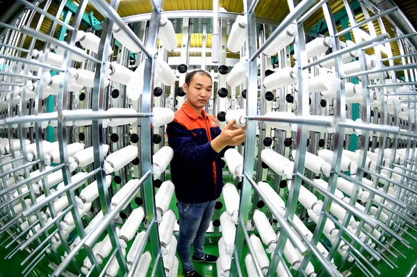 Trabalhador Chinês Lida Com Tela Seda Uma Fábrica Tecidos Cidade — Fotografia de Stock