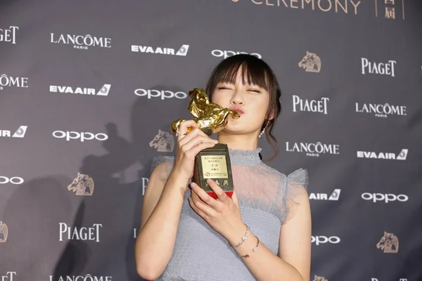 Taiwanesische Schauspielerin Vicky Chen Posiert Mit Ihrer Trophäe Als Beste — Stockfoto