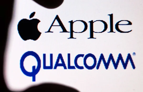 Netizen Looks Logos Apple Inc Top Chipmaker Qualcomm Inc Tianjin — Stock Photo, Image