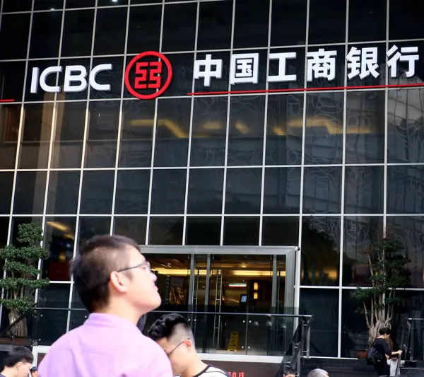 Пішоходи Ходять Повз Філію Icbc Промисловий Комерційний Банк Китаю Чунцін — стокове фото